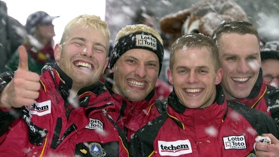 Das Viererbobteam Deutschland II mit Pilot Andre Lange, Rene Hoppe, Carsten Embach und Lars Behrendt (l-r) jubelt am 13.02.2000 kurz nach seinem Sieg in der Viererbobkonkurrenz im Rahmen der Bob-WM 2000 im sächsischen Altenberg.