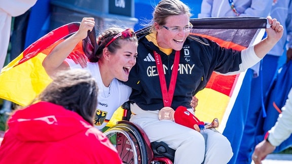 Anja Adler (r) und Felicia Laberer (l) jubeln gemeinsam über ihre Bronzemedaillen.