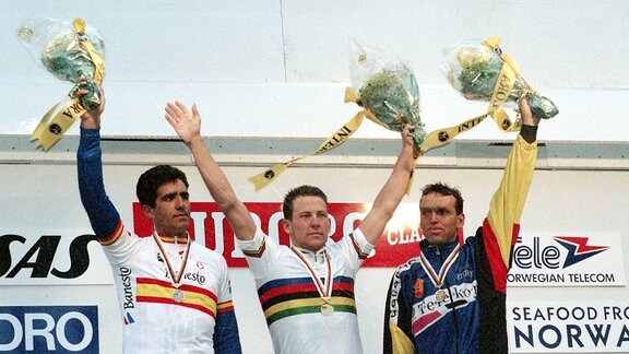 Siegerehrung v.li.: Miguel Indurain (Spanien / Platz 2), Weltmeister Lance Armstrong (USA) im Regenbogentrikot und Olaf Ludwig (Deutschland / Platz 3)