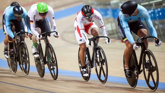 Joachim Eilers (GER) nimmt an der ersten Runde des Keirin der Männer am zweiten Tag des UCI-Bahnrennens teil.