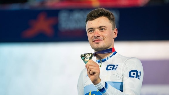 Nicolas Heinrich zeigt seine Medaille
