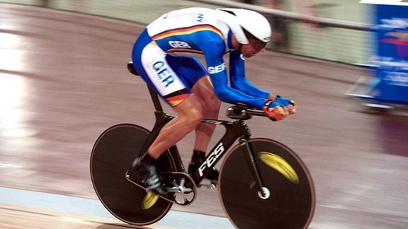Jens Lehmann (Deutschland) bei der 4000m-Einerverfolgung.