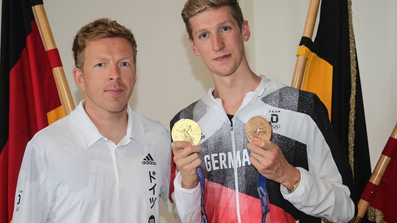 Trainer Bernd Berkhahn mit Olympiasieger Schwimmer Florian Wellbrock