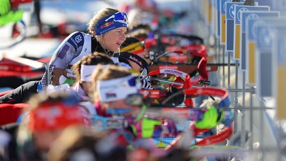 Biathlon-Schützinnen schießen im Liegen