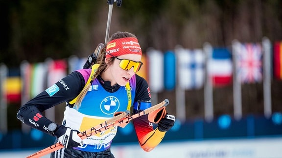 Vanessa Voigt aus Deutschland in Aktion beim 4x6-km-Staffellauf der Frauen bei den Biathlon-Weltmeisterschaften 2024.