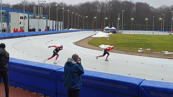 Läufer auf der Eisschnelllaufbahn des Eissportzentrums Am Küchwald in Chemnitz