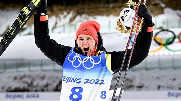 Biathletin Denise Herrmann jubelt über Olympia-Gold.