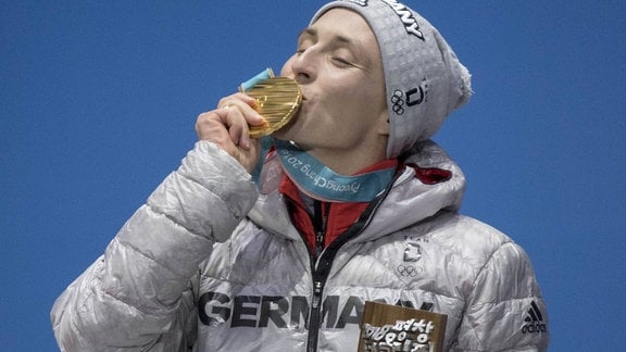 Eric Frenzel küsst seine Goldmedaille von Pyeongchang