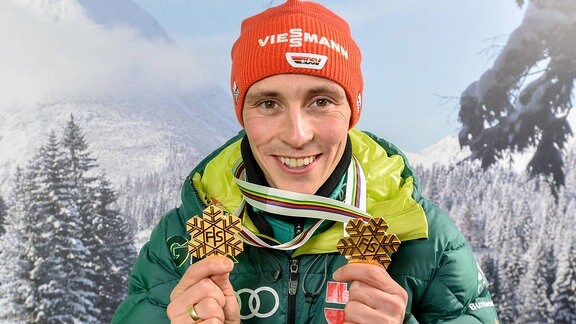 Eric Frenzel mit seinen beiden Goldmedaillen