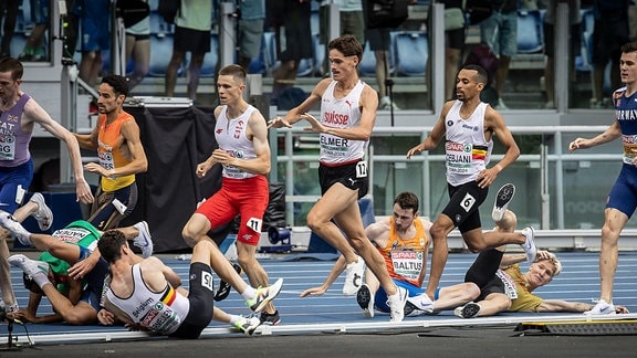 Leichtathletik-Europameisterschaften Rom, 10.06.2024 Massensturz beim zweiten 1500m-Qualifikationsrennen und Robert Farken mitten drin 