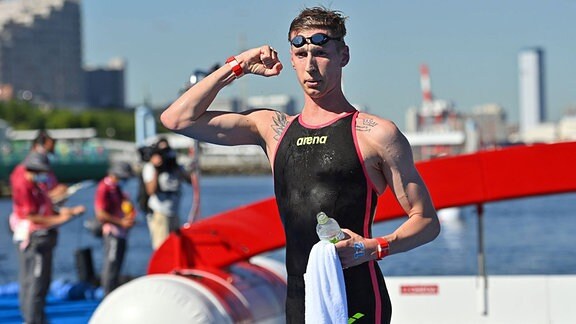 Florian Wellbrock jubelt im Ziel über seinen Sieg im 10 Km Freiwasserschwimmen