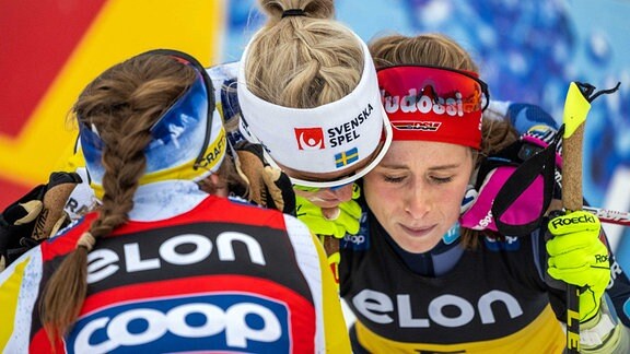 Frida Karlsson und Katharina Hennig nach dem Rennen, 20 km Cross Country in Lillehammer. 