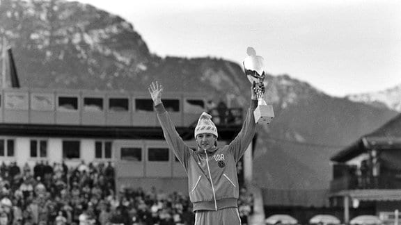 Jens Weissflog (DDR) jubelt 1984 als Sieger in Garmisch Partenkirchen auf dem Treppchen.