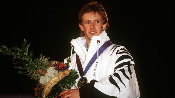 Olympiasieger 1994 Jens Weißflog (Deutschland) genießt die Siegerehrung.