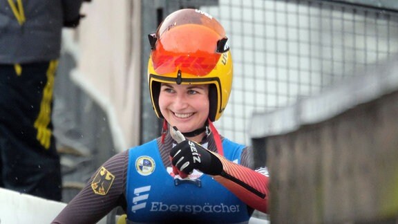 Julia Taubitz hubelt im Ziel in Winterberg