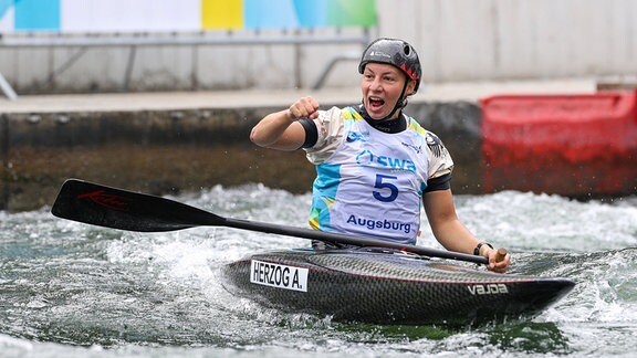 Weltmeisterin im Canadier-Einer Andrea Herzog, im Ziel in Augsburg 2022, jubelnd