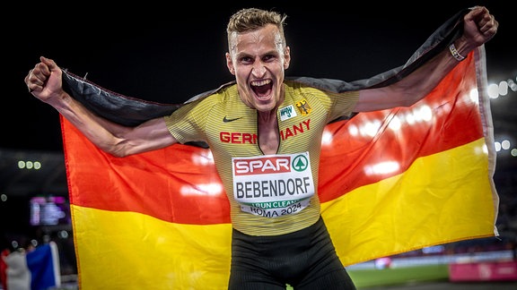 Karl Bebendorf gewinnt Bronze über 3000m Hindernis und schreit seine Freude heraus.