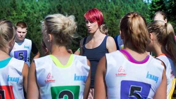 Kati Wilhelm bei Einweisung in Biathlon Camp, 2015