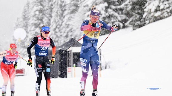 Katharina Hennig aus Deutschland und Jessie Diggins aus den Vereinigten Staaten treten bei der Tour de Ski am 4. Januar 2024 in Davos in der 20-km-Verfolgung in der klassischen Technik der Damen an.