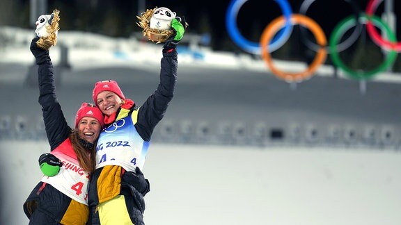 Die deutschen Goldmedaillengewinnerinnen Katharina Hennig und Victoria Carl feiern auf dem Podium.
