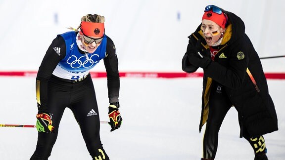 Katharina Hennig und Victoria Carl aus Deutschland jubeln nach ihrem Sieg im Teamsprint-Finale der Langläuferinnen.