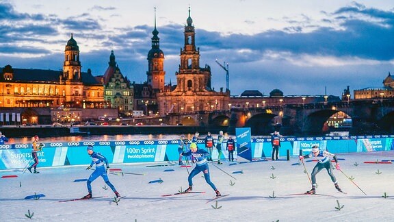 Ski Weltcup 2020 - Skiläufer während der Vorfinals zum 100 Meter Sprintrennen am Freitagabend in Dresden