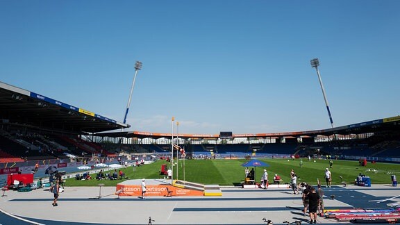 Blick in das Eintracht Stadion in Braunschweig aus der Südkurve während des Wettbewerbs im Stabhochsprung der Damen.