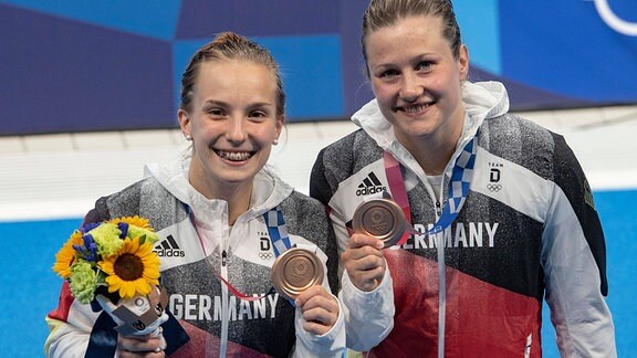 Lena Hentschel und Tina Punzel zeigen ihre Bronzemedaille