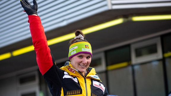 Lisa Buckwitz Deutschland jubelt über den Sieg bei der Siegerehrung für das Nachholrennen.