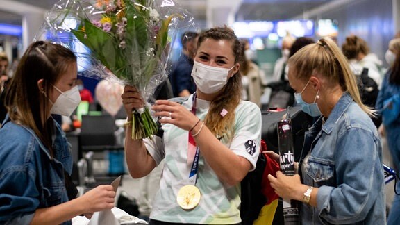 Lisa Klein Bahnrad, Goldmedaille und Weltrekord Teamverfolgung freut sich ueber den Empfang am Frankfurter Flughafen