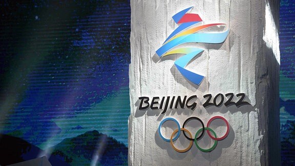 Das Emblem der Olympischen Winterspiele Peking 2022 wird während der Eröffnungsfeier enthüllt.