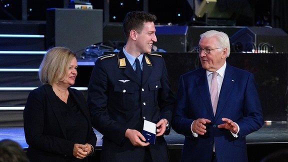 Lukas Märtens (Schwimmen) wird von Bundespräsident Frank-Walter Steinmeier (r) und Nancy Faeser (SPD), Bundesministerin für Inneres und Heimat, bei der Verleihung des Silbernen Lorbeerblattes an die Medaillengewinnerinnen und -gewinner der Deaflympischen Winterspiele sowie der Olympischen und Paralympischen Sommerspiele 2024 ausgezeichnet. 