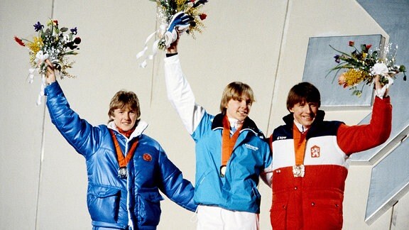 Siegerehrung von Jens Weissflog (DDR) Matti Nykaenen (FIN) und Pavel Ploc (CSSR), 1984.