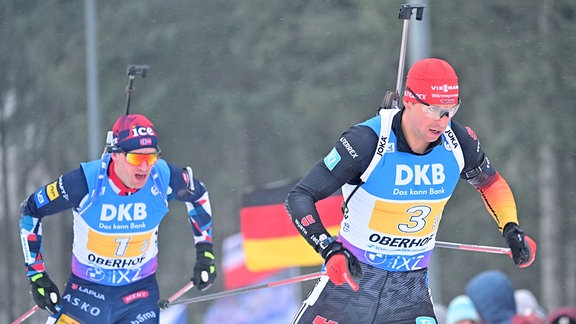 Philipp Nawrath (r) aus Deutschland und Tarjei Boe aus Norwegen auf der Strecke. 