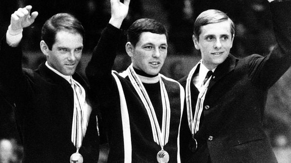 Nordische Kombination: Andreas Kunz (Klingenthal, re.) gewinnt Olympia-Bronze 1968 in Grenoble. Gold ging an Franz Keller (Nesselwang, Mi.), Bronze an Alois Kälin (Schweiz).