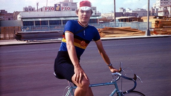 Olaf Ludwig 1977 mit seinem Rennrad auf Kuba