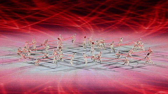 Tänzer treten bei der Olympia Eröffnungsfeier in Tokio auf.