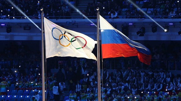 Die Russische und die Olympia Flagge
