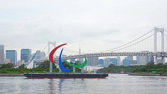 Das Symbol der Paralympischen Spiele in der Bucht von Tokio