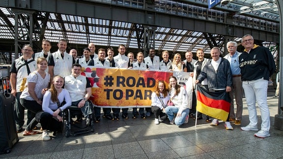 Die Sitzvolleyball Nationalmannschaft des Team Deutschland Paralympics vor der Abreise nach Paris am Hauptbahnhof in Köln. 