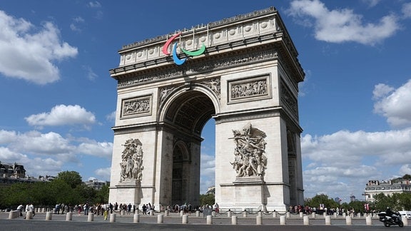 Paralympics Logo am Triumphbogen in  Paris.