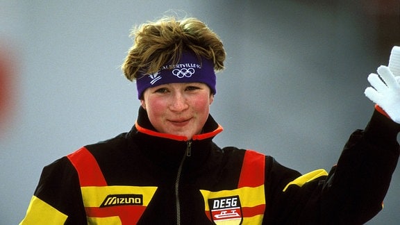 Claudia Pechstein (Deutschland) winkt bei den Olympische Winterspiele 2  Anhängern zu.