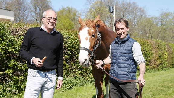 Alexander Leip (l., Rennbahn Geschäftsführer) und Galopp-Trainer Marco Angermann mit dem 3-jährigen Hengst Leipzig.