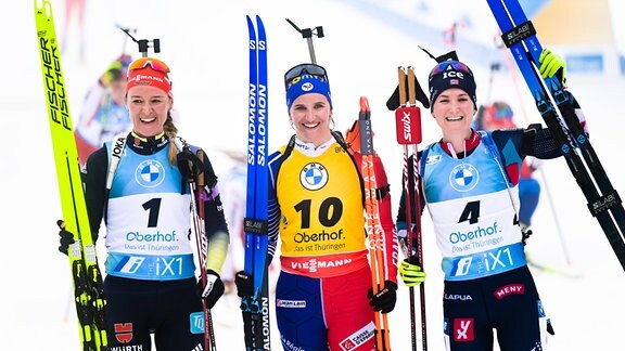 Denise Herrmann-Wick, Julia Simon und Marte Olsbu Roiseland auf den Siegertreppchen