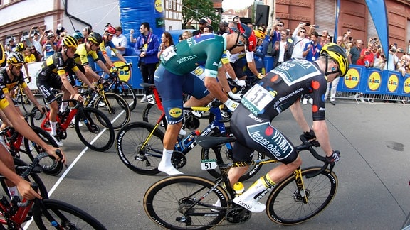 Beim Start rechts Nordhagen Jorgen (Norwegen / Team Visma | Lease a Bike Development) im Bergtrikot und im Gruenen Trikot Milan Jonathan 