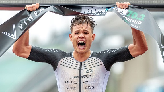 Rico Bogen gewinnt die Ironman Weltmeisterschaft der Männer und jubelt.