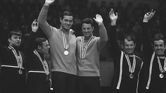 Medallienverleihung mit (vlnr) Manfred Schmid und Ewald Walch für Österreich (Silber), Klaus Bonsack und Thomas Koehler für die DDR (Gold) sowie Wolfgang Winkler und Fritz Nachmann ebenfalls für die DDR (Bronze)