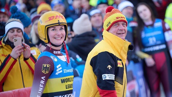 Rennrodlerin Julia Taubitz mit Bundestrainer Norbert Loch Olympia