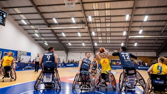 Bundesliga Rollstuhlbasketball, Thuringia Bulls - RSV Lahn-Dill: Jens Albrecht, THURINGIA BULLS vs. Quinten Zantinge, RSV Lahn-Dill