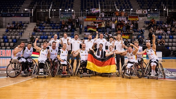 Jubel bei den deutschen Herren, die sich mit dem Sieg gegen den Iran für die Paris 2024 Paralympics qualifiziert haben